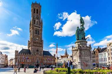 BRUGGE, BELGIUM - 6 Mayıs 2025: Pazar Meydanı (Markt). Çan kulesi modern Bruges 'ün sembolüdür. Orta çağın büyülü güzelliği..