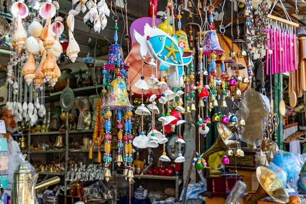 Mücevherler, boncuklar, kolyeler, mermiler. Jaffa Bit Pazarı. Kullanılmış malların resimli bir karışımı. Piyasa Jaffa 'da harika bir dönüm noktasıdır. İsrail. 