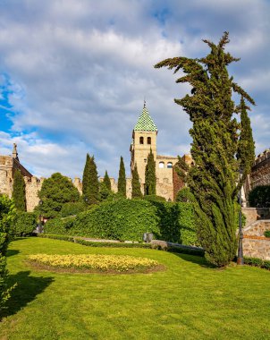 Yeşil çimenler ve selvi ağaçları. New Porta Bisagra çift atlama kalesi olarak anılır. Eski şehrin ana girişi.. 