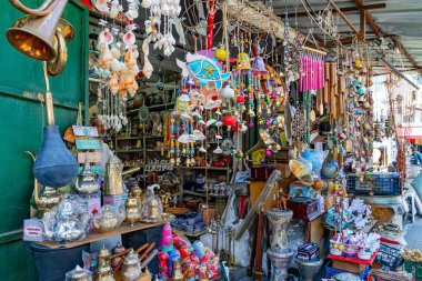 Boncuklar, kolyeler, kabuklar, nargileler, kahve demlikleri. Jaffa Bit Pazarı. Kullanılmış malların resimli bir karışımı. Piyasa Jaffa 'da harika bir dönüm noktasıdır. İsrail. 