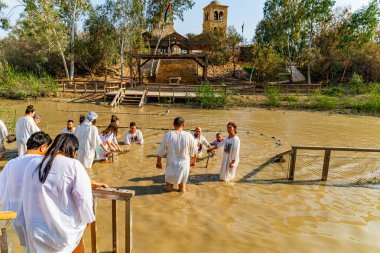 San Bartholom 'un Roma Şapeli, 13. yüzyıl. Tapınakçıların sembolik gizemleri. Lobos Nehri 'nin sığ kanyonu. Doğal kemerler. Güneşli bir gün. Kastilya ve Leon, İspanya.