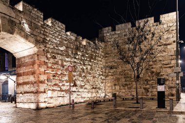 Jaffa Kapısı. Kudüs. Eski şehir duvarları. Kutsal Şehir 'de yağmurlu bir kış akşamı. İsrail. Islak taş duvarlar ve kaldırımlar. 
