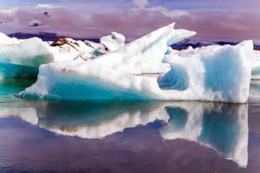 Jokulsaurloun - İzlanda 'nın en büyük buzul gölü. Buzul gölünde soğuk bir yaz sabahı. Aktif, aşırı, kuzey ve fotoğraf turizmi kavramı