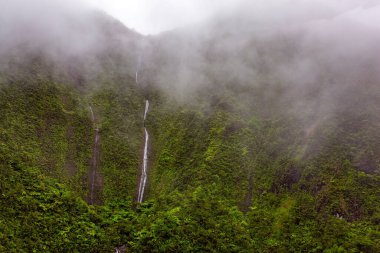 Korkunç uçurum ve şelaleler. Pasifik Okyanusu 'ndaki Hawaii Adaları. Kapıları kapalı helikopter uçuşu. Kuş gözüyle Kauai adasının göz kamaştırıcı manzarası. İnanılmaz bir yolculuk. 