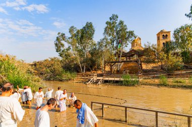 QASR AL YAHUD, ISRAEL, HAZİRAN 7, 2023: İsrail ve Ürdün sınırı. Her inançtan Hristiyanlar vaftiz için geldiler. Beyaz gömlekli hacılar vaftiz törenine hazırlanıyorlar.. 