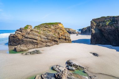 Katedrallerin plajı. Dalgalar çekildi. Doğal anıt. Galiçya 'nın en güzel plajında unutulmaz bir yürüyüş. Avrupa 'daki alışılmadık plaj. İspanya. 