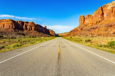 Muhteşem geniş otoyol. Utah, ABD 'deki Canyonlands Ulusal Parkı. Bir sürü vadi ve nehir vadisi var..