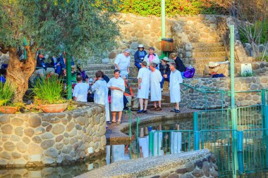 YARDENIT, ISRAEL - 21 HAZİRAN 2012: inananlar için sembolik vaftiz töreni. Beyaz vaftizli bir grup inanan. Ürdün Nehri 'nin Tiberias Gölü' nden çıkış noktası Yardenit 'tir..