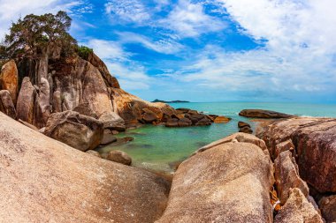 Büyük kayalıklardan ve kayalardan oluşan bir sahil şeridi. Bulutlu sıcak bir gün. Koh Samui adaların adalarının bir parçasıdır. Tayland. Andaman Denizi. Muhteşem tropikal ada.
