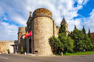 New Porta Bisagra çift atlama kalesi olarak anılır. Eski Şehir 'in ana girişi. Şehir kalın taş duvarlarla çevrili. Toledo UNESCO Dünya Mirasları Alanıdır.