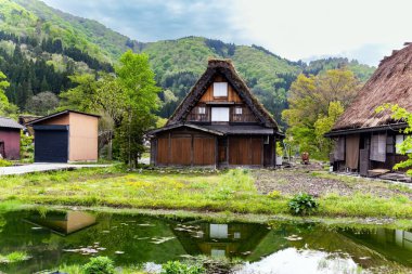 Bulutlu bahar günü. Dağlardaki eski, örnek bir Japon köyü. Japonya