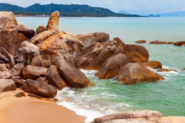Andaman Denizi. Koh Samui. Büyükbaba ve Büyükanne Kayası doğal bir anıt ve turistik hac mekanıdır. Sıcak, bulutlu bir gün. Koh Samui adaların bir takımadasının bir parçasıdır. Tayland.