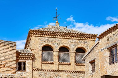 Toledo 'nun tarihi merkezi dar sokaklar ve mimari eserlerle korunmuş bir ortaçağ şehridir. Toledo bir UNESCO Dünya Mirası Alanı.