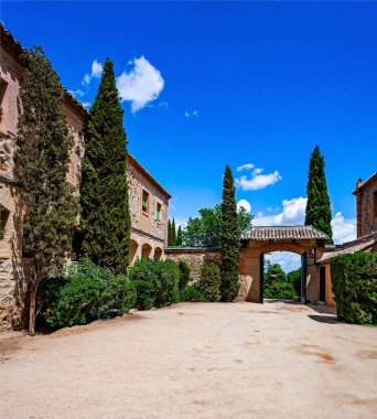 İspanya. Toledo 'nun dışındaki özel bir avluda. Toledo bir UNESCO Dünya Mirası Alanı.