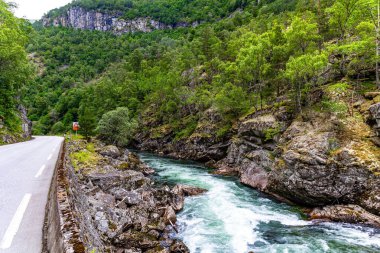 Çalkantılı eriyen su akıntısı. İsveç. Stockholm 'ün resim gibi bir çevresi var. İskandinavya 'da soğuk yaz