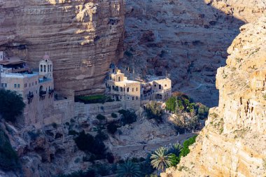 Choziba 'lı Aziz George Manastırı, Wadi Qelt vadisinin yamacına tutunur. Yahudi Çölü. İsrail. Gün batımı