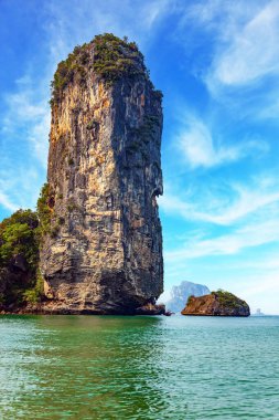Railay Yarımadası, ya da Railay Sahili, Krabi 'nin en pitoresk yeridir. Tayland. Andaman Denizi 'nin ılık suyu. Muhteşem tropikal tatil köyü