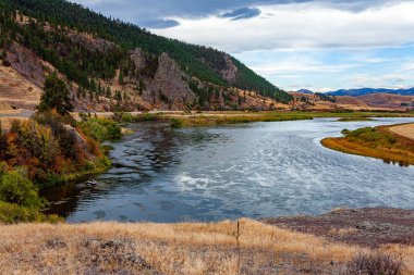 Amerika 'ya bir gezi. Büyük Missouri Nehri. Derin nehrin yatağı yamaçlara doğru kıvrılır. Bulutlu bir gün.