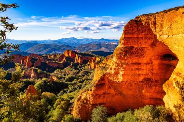 İspanya. Las Medulas antik Roma altın madeni. Güneşli, aydınlık bir gün. Dramatik erozyon vadileri, uçurumlar ve yeraltı galerileri.