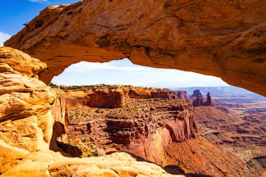 Utah, ABD 'deki Canyonlands Ulusal Parkı. Doğal Mesa Kemeri kırmızı-kahverengi kumtaşlarından oluşur. Egzotik bir diyara muhteşem bir yolculuk.