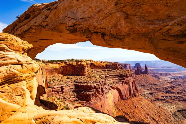 Utah, ABD 'deki Canyonlands Ulusal Parkı. Doğal Mesa Kemeri kırmızı-kahverengi kumtaşlarından oluşur. Egzotik bir diyara muhteşem bir yolculuk.