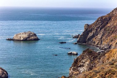 Point Reyes, Drake Körfezi 'nin batısında sisli bir pelerin. ABD 'de Kaliforniya eyaletinin kıyıları. San Andreas Fayı onu Amerikan anakarasından ayırıyor.
