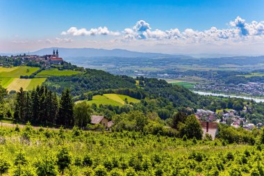 Eski kiliseler. Olgunlaşmış buğday tarlaları, hafif bulutlar. Güney Moravya - Avrupa 'nın merkezinde büyüleyici bir bölge. Çek Cumhuriyeti.