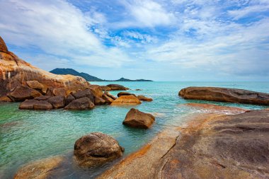 Koh Samui adaların adalarının bir parçasıdır. Muhteşem tropikal ada. Büyük kayalıklardan ve kayalardan oluşan bir sahil şeridi. Bulutlu sıcak bir gün. Tayland. Andaman Denizi.