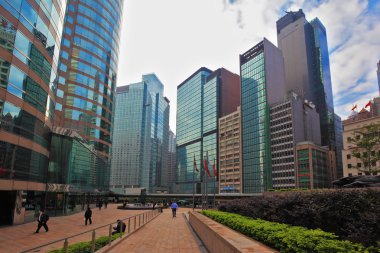 Yansıtılmış duvarlar ve kırmızı mermer kaldırımlar