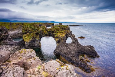 balıkçı köyü yakınındaki kıyı kayalıklardan