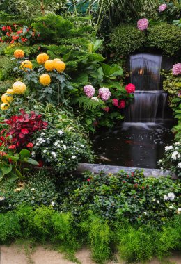 Muhteşem çeşmenin ayna akışı