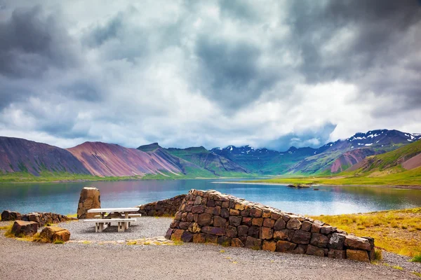 山を囲む青い水の湖 — ストック写真