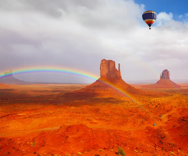 Ballon vliegt over woestijn Navajo — Stockfoto