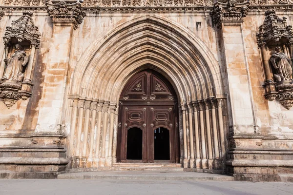 Eingang zur Kathedrale in alcobaca — Stockfoto