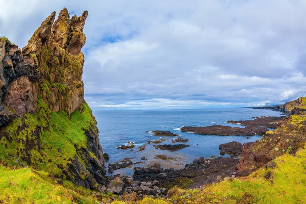 Rocas cubiertas de musgo — Foto de Stock