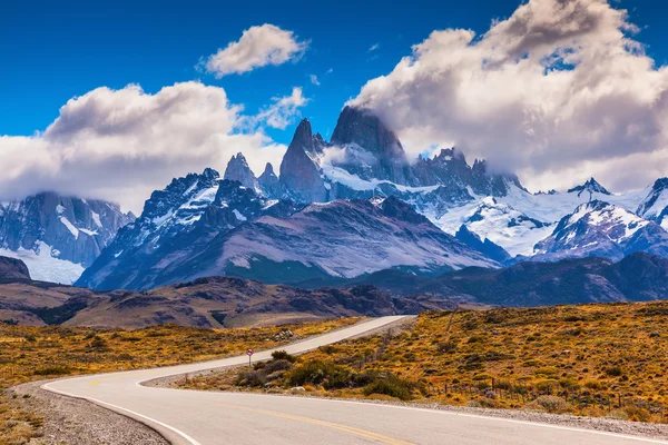 Autobahn und majestätische Berge von Fitzroy — Stockfoto