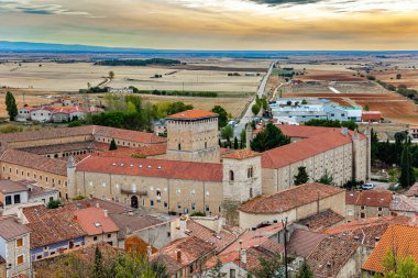 Caleruega Kastilya ve Leon, Burgos, İspanya 'da bir şehirdir. Sergide kırmızı kiremit çatılı alçak binalar yer alıyor. Caleruega, Aziz Dominic 'in doğduğu yerdir..