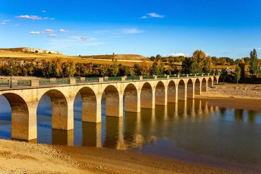 İspanya. Linares del Arroyo gölünün üzerindeki muhteşem köprü. Tepedeki Maderuelo köyü. Kastilya ve Leon