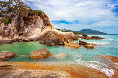 Büyük kayalıklardan ve kayalardan oluşan bir sahil şeridi. Koh Samui adaların adalarının bir parçasıdır. Muhteşem tropikal ada. Bulutlu sıcak bir gün. Tayland. Andaman Denizi.