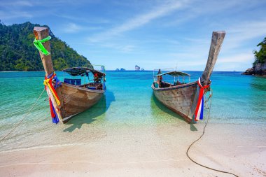 Muhteşem tropikal plaj. Tayland. Zengin dekore edilmiş Tayland uzun kuyruklu teknesiyle gezintiler. Andaman Denizi 'nin ılık suyu.