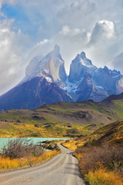Cliffs Los Kuernos bulutlar arasında