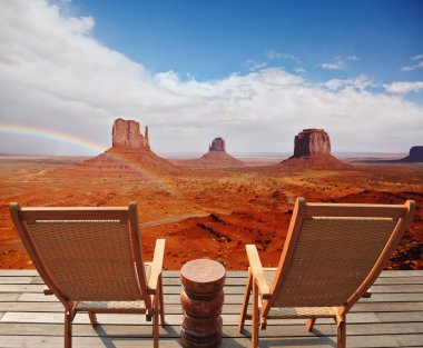 Navajo Vadisi ve iki sandalye