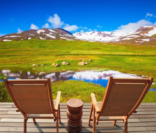 Lake and wooden chairs — Stock Photo, Image