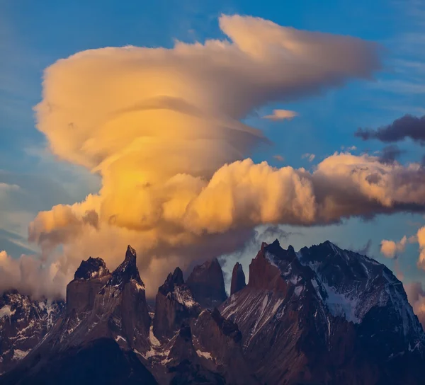 Pôr do sol fantástico no parque nacional — Fotografia de Stock