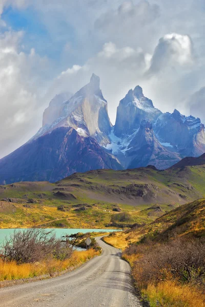 Cliffs Los Kuernos bulutlar arasında — Stok fotoğraf