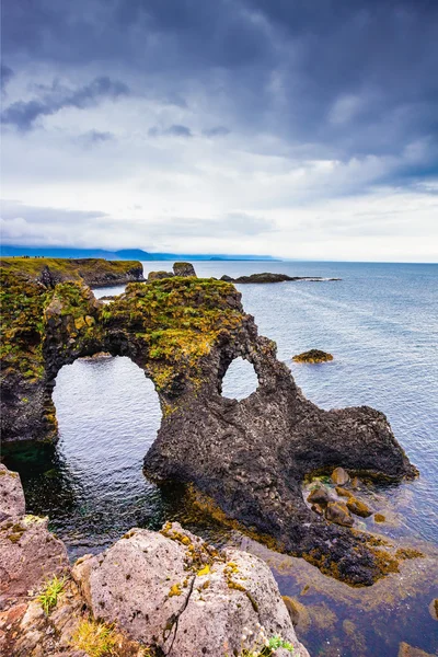 Coastal cliffs near fishing village Arnastapi — Stockfoto