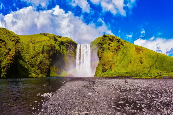 Wasserfall fließt aus riesigem Gletscher — Stockfoto