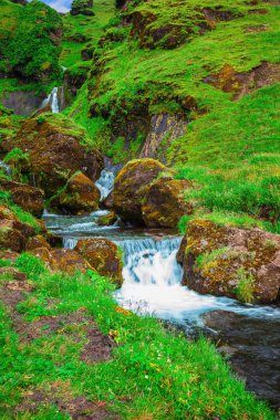 Muhteşem basamaklı şelale