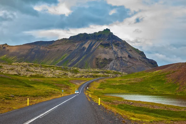 El camino a las montañas en verano — Foto de Stock