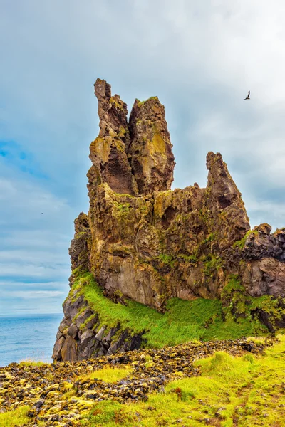 Malerische Felsen mit Moos bedeckt — Stockfoto